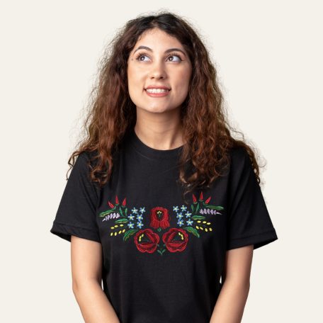Kalocsai 3 virágos hímzéssel díszített póló