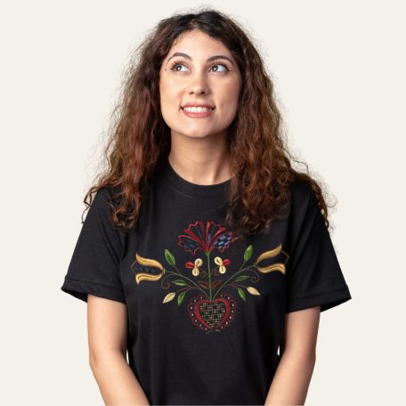 Színes rábaközi hímzéssel díszített póló